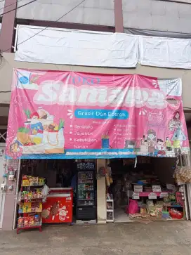 Karyawan toko beras dan sembako