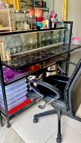 Etalase Besi Kokoh