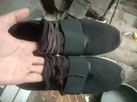 Sepatu full&bear size 43