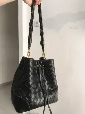 Tas serut model anyaman masih baru ya...
