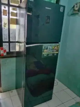 Kulkas dua pintu besar