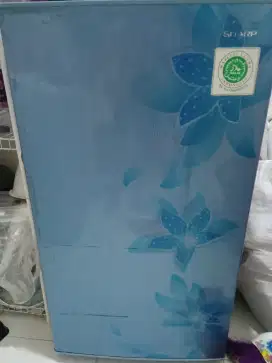 Kulkas Sharp siap pakai.