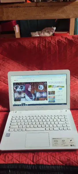 Leptop asus ci3 x441u rm4 ssd 240 14in