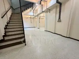 RUMAH 3 LANTAI DENGAN INDUSTRI MINIMALIS MODERN STYLE DI BATUNUNGGAL