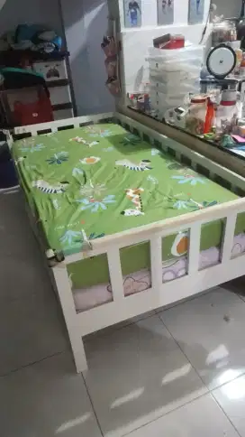 Dipan kayu dan kasur