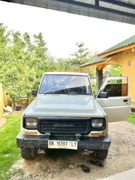 Daihatsu hiline 4x4 tahun 2000