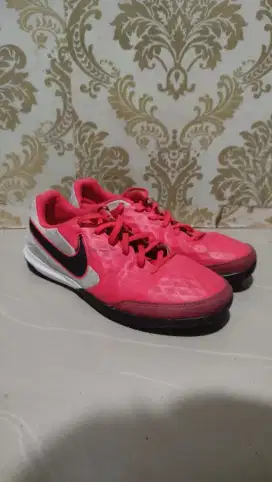 Sepatu futsal Nike Tiempo