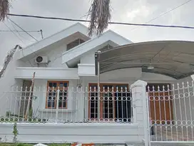 Rumah Siap Huni, Bagus dan Lokasi Strategis di Dharmahusada, Surabaya