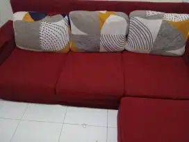 Sofa merah elegan siap pakai.