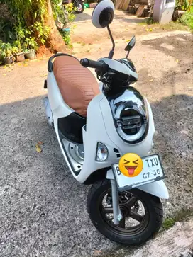 New Scoopy Prestige White 2025