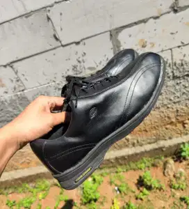 Sepatu Yonex vintage full black 43