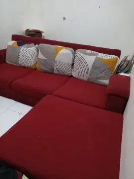 Kursi merah elegan