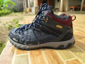 Sepatu outdoor the red face like tnf
