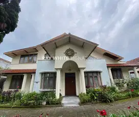 Dijual Rumah Lokasi Strategis untuk Resto dan cafe di Jl Maribaya