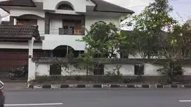 Rumah Tinggal dengan Luas Tanah 808 Meter Persegi Lokasi Strategis di