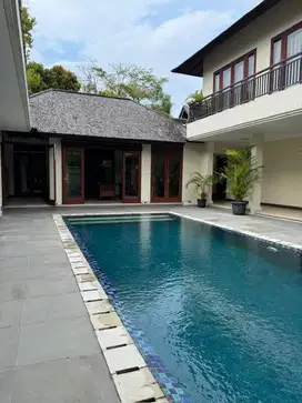 Dijual vila mewah full furnish dengan kolam renang di Canggu Bali