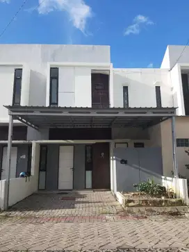 Rumah 2 lt. Perum Golden East Kebomas Gresik