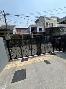 Rumah Siap Huni 3.5 Lantai di Kelapa Gading - Semi Furnished