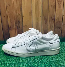 Sepatu converse kulit