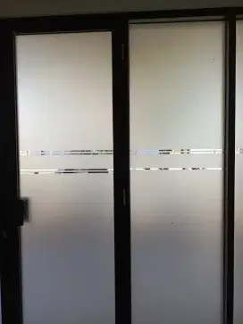 jasa pasang stiker kaca sundblas dan yang lain