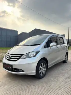 Mobil bekas Honda Freed PSD 2011 silver