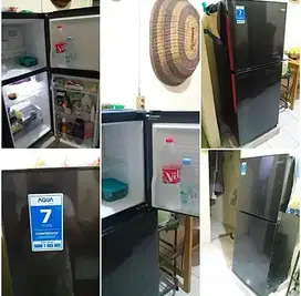 Kulkas 2 Pintu AQUA Japan HITAM GLOSSY AQR-D261 JUAL CEPAT! MULUS!