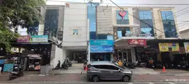 Disewa Ruko 3 Lantai Kondisi Bagus Lokasi Strategis di Tomang JakBar
