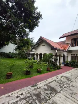 Disewakan Rumah Mewah, Asri dan Strategis Cocok Untuk Kantor