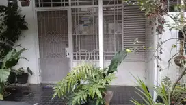 Rumah daerah Semar ada Koi fish pond dan halaman belakang yang luas