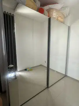 LEMARI KACA PINTU GESER INFORMA