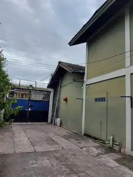 Beli rumah bonus gudang komersil di antapani