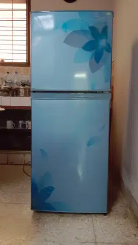 Dijual Kulkas merek Sharp kondisi bekas msh spt baru.
