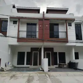 Di jual rumah 3 Lantai jln  kran5 dekat stasiun kemayoran jakpus