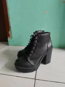 Sepatu boots heels