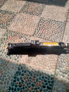 Dongkrak     bawaan mobil