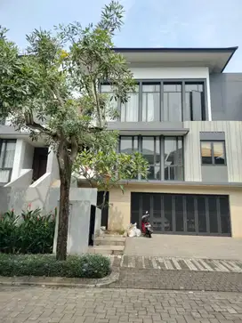 Jual Rumah Mewah ada kolam renang dan lift di Navapark BSD
