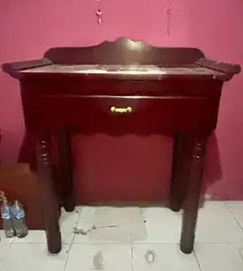 Meja Tinggi dengan Laci Penyimpanan Kayu Solid