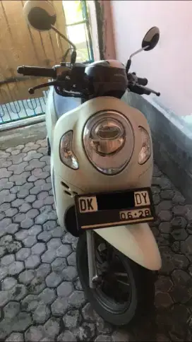 Di jual motor Honda Scoopy putih 2023