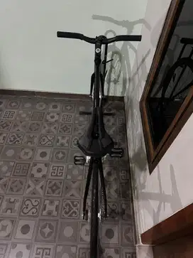 sepeda fixie warna hitam
