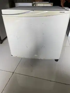 Kulkas mini merk toshiba cocok anak kos