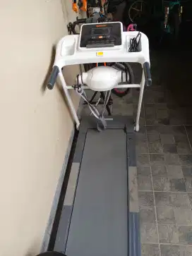 Alat treadmill merek bodymax