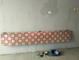 Meja dinding untuk dagang