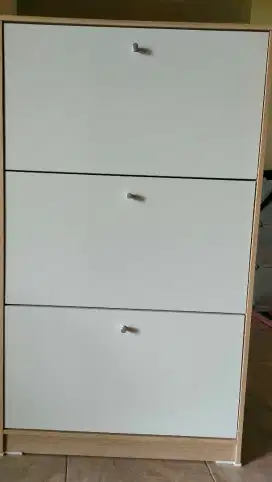 LEMARI SEPATU PIRA