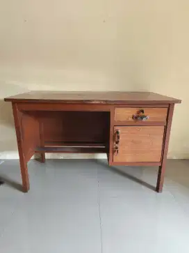 Meja kantor kayu