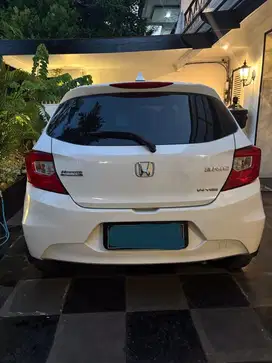 Honda brio putih at