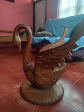 patung kayu angsa