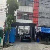Ruko 4 lantai siap huni pinggir jalan akses 2 mobil lowong di Condet