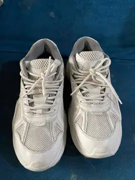 Sepatu berskha second size 42