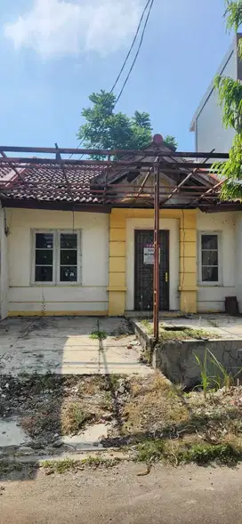 Dijual rumah bahan butuh renovasi total di Cluster Catania Deltamas