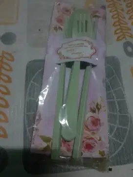 Sofenir gerpu sendok dan sumpit
